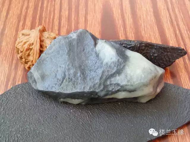 透闪石是透明的吗?